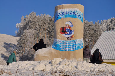 Гигантский валенок от фабрики Кусиночка получился высотой больше трёх метров на фестивале "Уральский валенок" в г. Куса